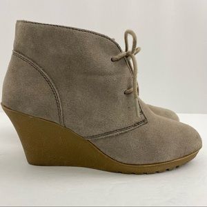 White Mountain size 7.5 Women’s Beige Ankle Wedge Booties